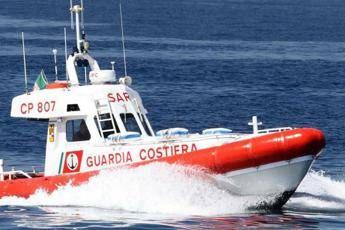 Migranti, naufragio a largo di Lampedusa: morta una donna. “Ci sono dispersi”