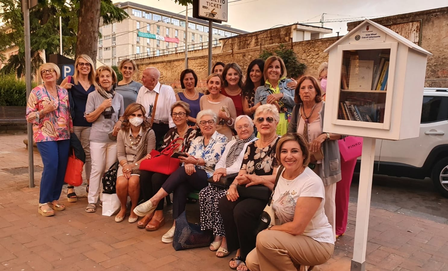 Caltanissetta, Inner Wheel promuove il “Book Crossing” riempendo la “Casetta del libro” del viale della Regione