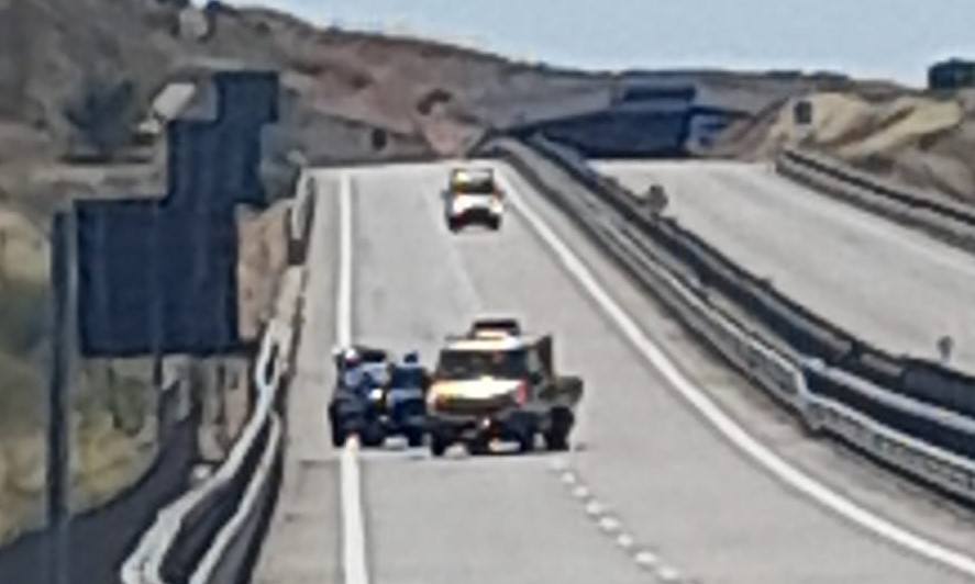 Strade siciliane. Griglia alzata sul viadotto Serra Cazzola della 640: un pericolo per gli automobilisti in transito, si è rischiato il peggio