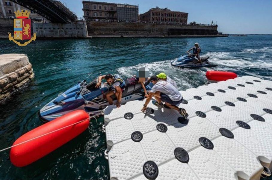 Poliziotto in acquascooter salva atleta colta da malore mentre partecipava a gara nazionale di “Aquathlon”