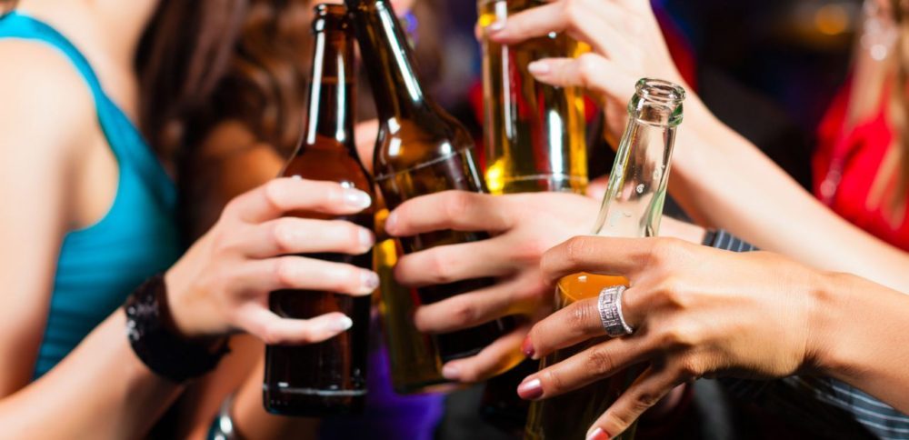 Fenomeno Binge drinking, a rischio il fegato degli adolescenti: per i più giovani aumenta anche la possibilità di coma etilico