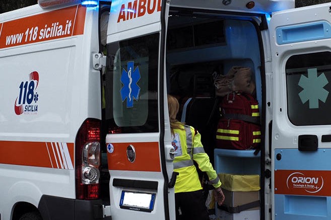 Cade in un cassone e resta incastrato, operaio ferito all’aeroporto di Palermo