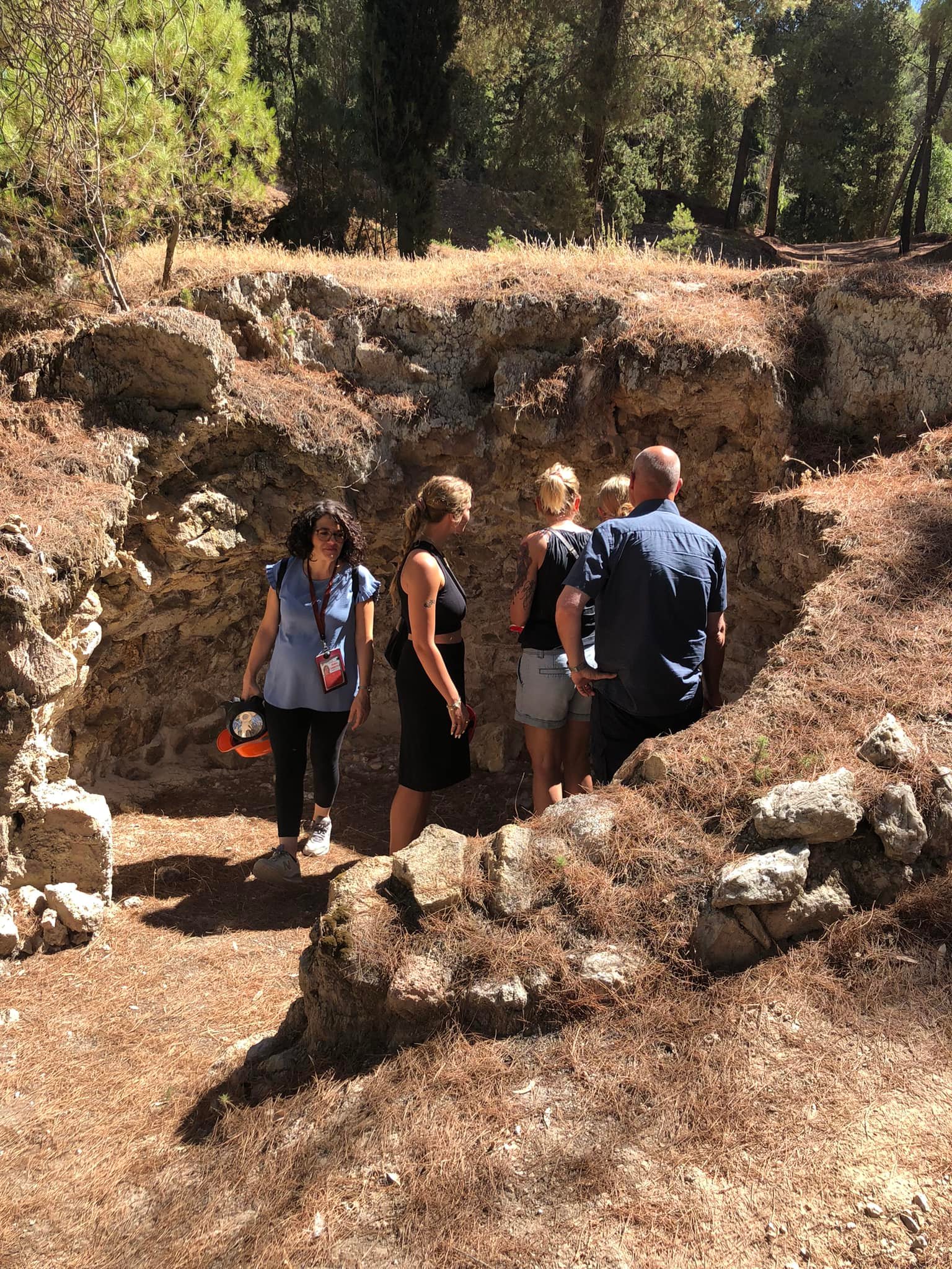 San Cataldo. Un gruppo di turisti danesi in visita al sito geo minerario di Gabara