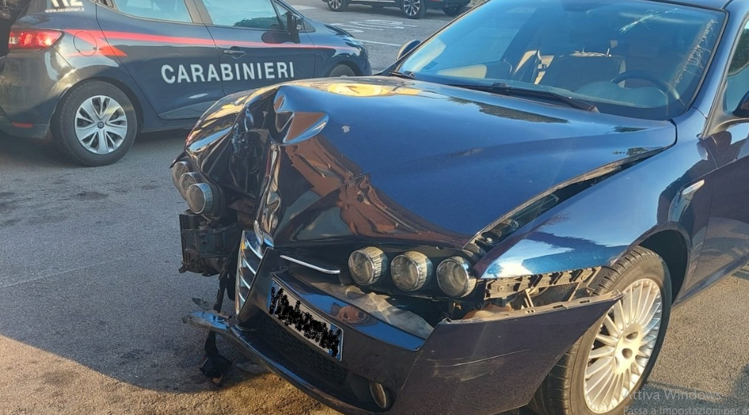 Ubriaco vola sul marciapiede, abbatte un palo, sfascia la sua Alfa 159 e va al bar: trovato dai carabinieri mentre beve l’ennesimo spritz