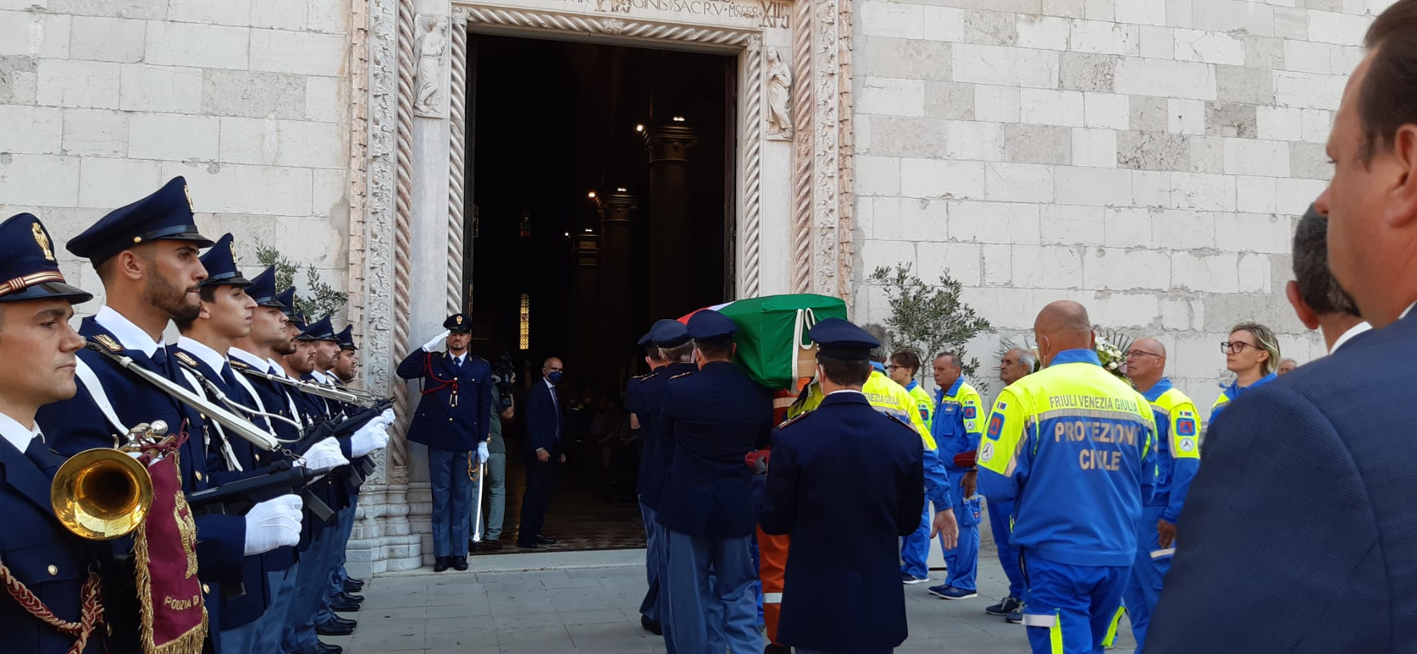 Tanta commozione per i funerali della poliziotta e volontaria della Protezione Civile Elena Lo Duca