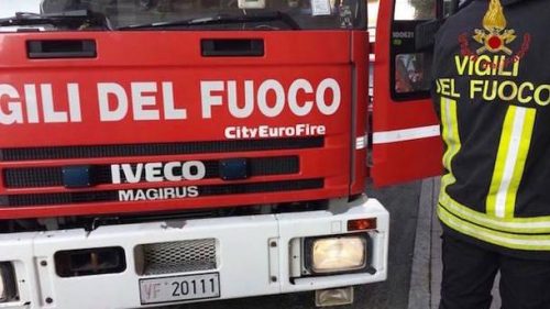 Salvato dai Vigili del Fuoco bimbo di 5 giorni  rimasto intrappolato dentro l’auto della madre