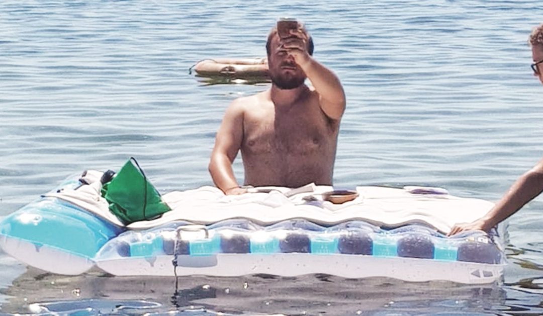 Messa in mare a Crotone: indagato il sacerdote. “Chiedo scusa, non volevo banalizzare l’eucarestia”