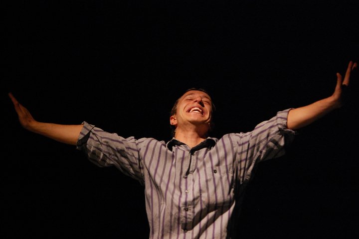 San Cataldo. Domani sera appuntamento teatrale al Giardino del Nespolo con lo spettacolo “…Dove le stesse mani” di Dario Muratore