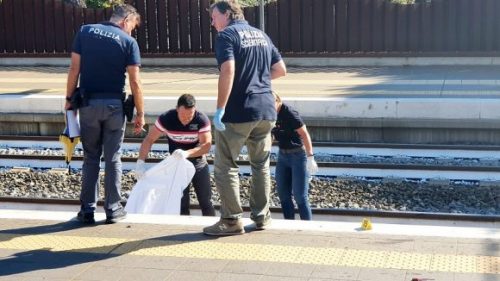 Italia, Riccione: tentano di attraversare i binari, due sorelle minorenni travolte ed uccise dal treno