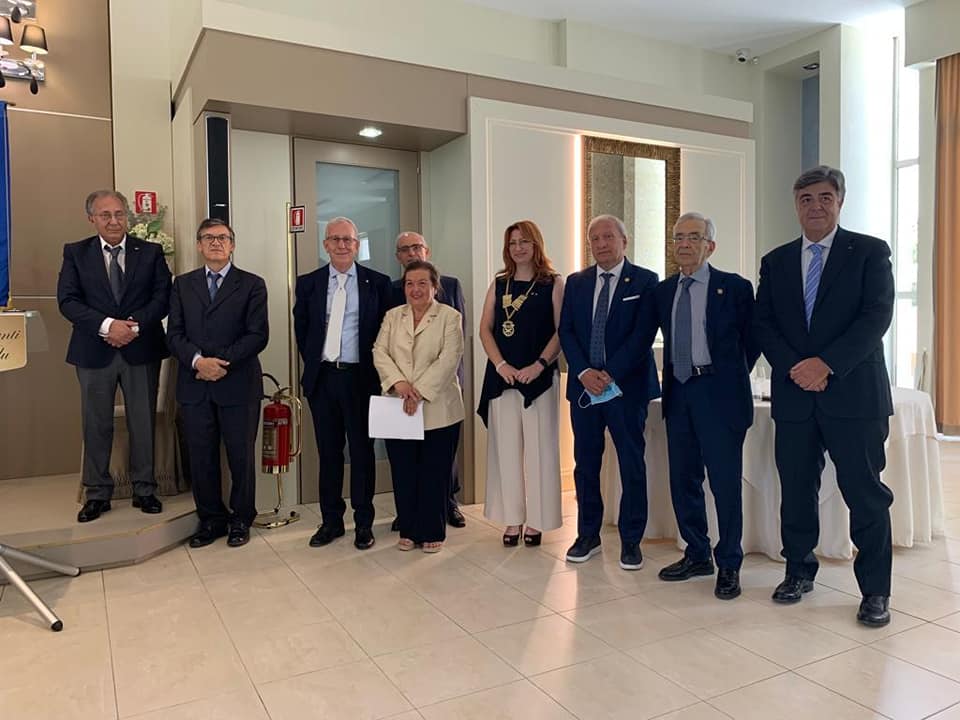 Passaggio della Campana al Rotary Club San Cataldo. Il nuovo direttivo guidato dalla Presidente Angela Giardina.