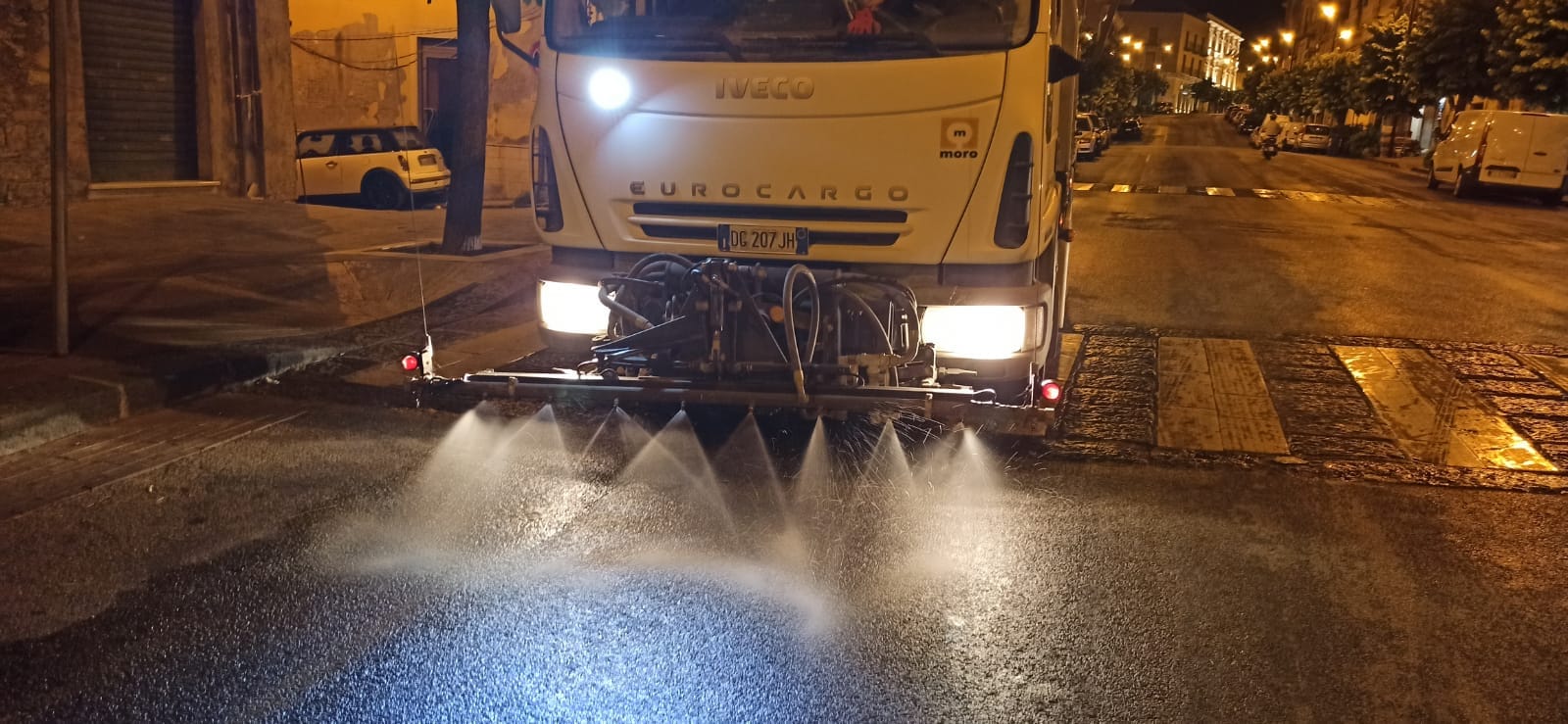 San Cataldo. Iniziato il lavaggio notturno delle vie del centro abitato. Il sindaco: “Per mantenere la nostra città più pulita è importante il contributo di tutta la comunità”