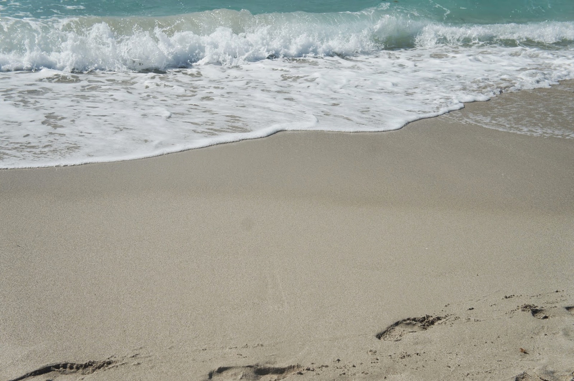 Tragedia in spiaggia nel Palermitano: malore fatale per un’anziana