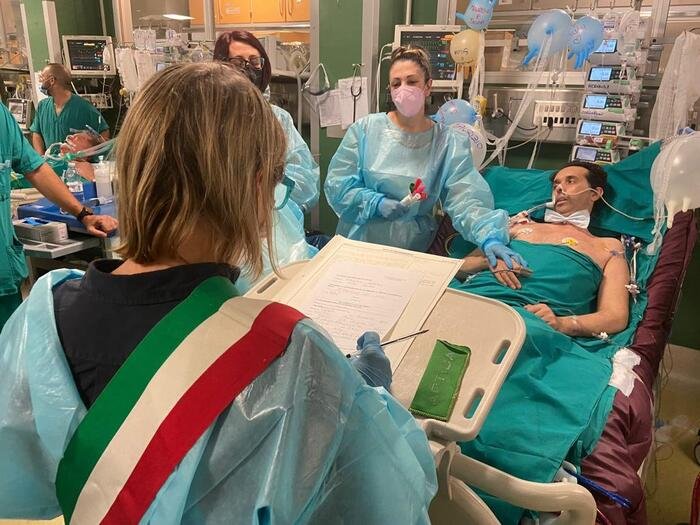 Si sposa in ospedale perchè in fin di vita, ma il trapianto del cuore lo salva