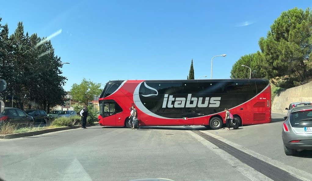 Caltanissetta, via Delle Calcare come il triangolo delle Bermuda: “inghiottito” un altro bus