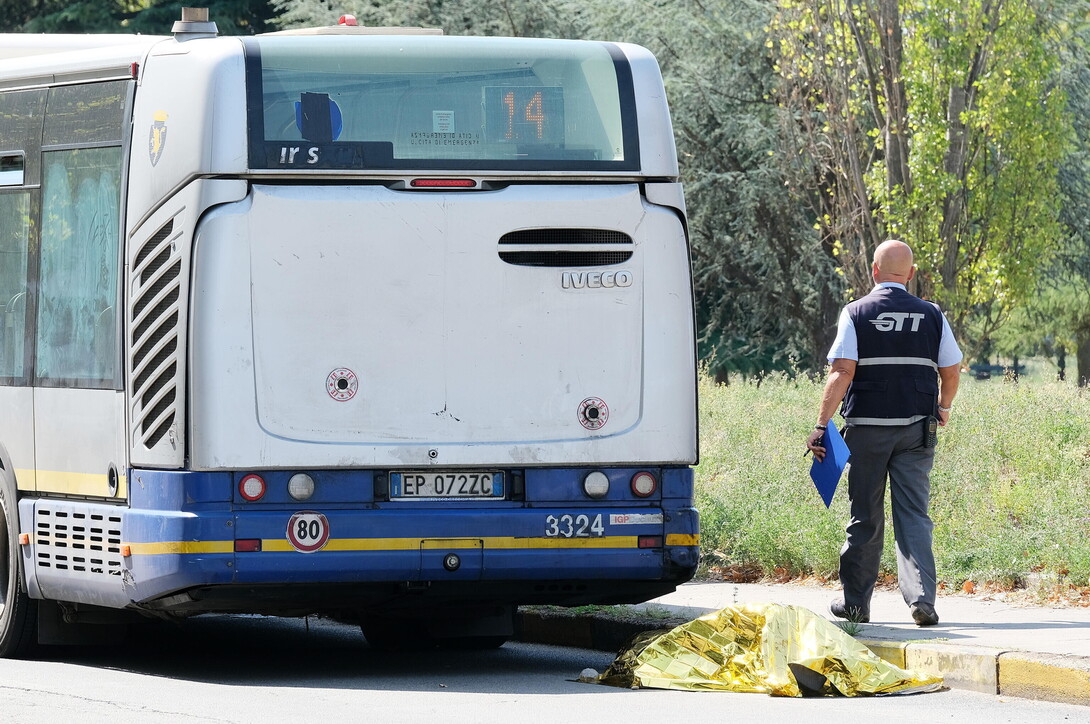 Italia, resta impigliato nella porta dell’autobus e finisce sotto le ruote: 70enne morto a Torino