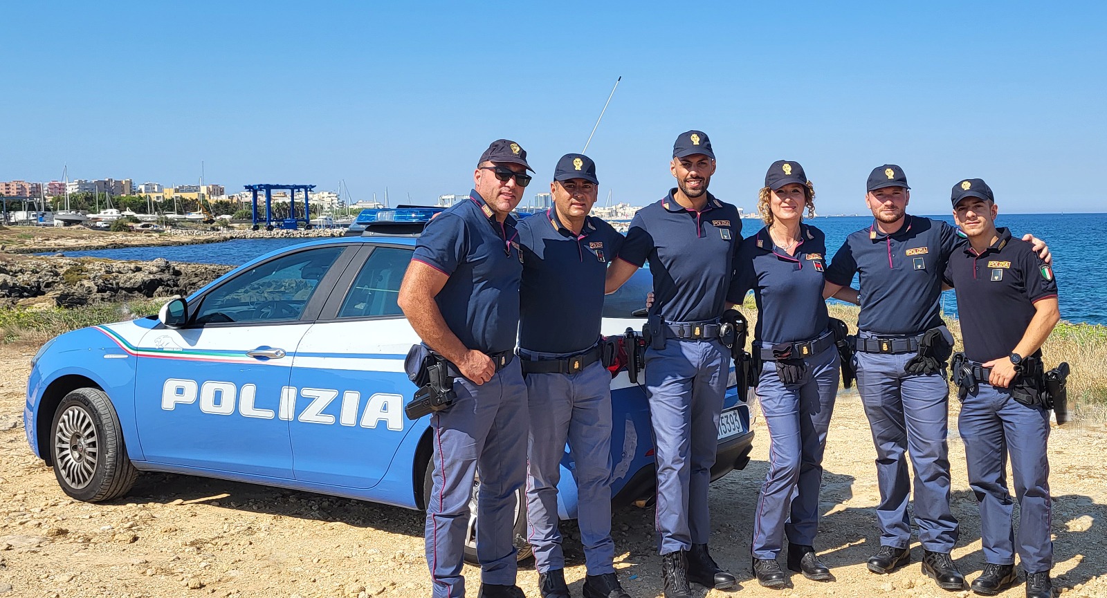 Giovane identificato ad un controllo perde il bus per l’aeroporto, ma poliziotti pagano navetta che gli permette di arrivare in tempo per l’aereo