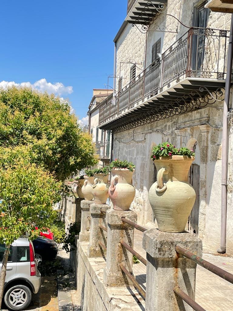 Mussomeli, nuovo look in Piazza del Popolo. Elio Di Salvo l’artefice!