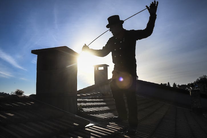 Svizzera, aumenta il lavoro per gli spazzacamini: boom di stufe a legna