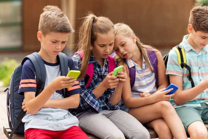 Sicilia, vietare gli smartphone a bambini: parte una crociata dall’Ars
