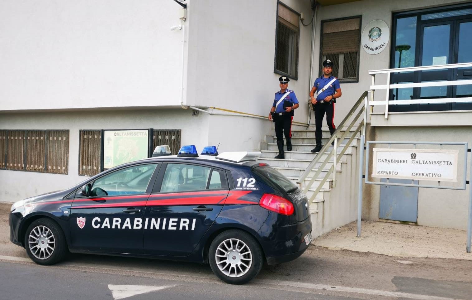 Segue l’ex ed il nuovo compagno fino a caserma Carabinieri, aggredisce anche i militari: arrestato 34enne a Caltanissetta