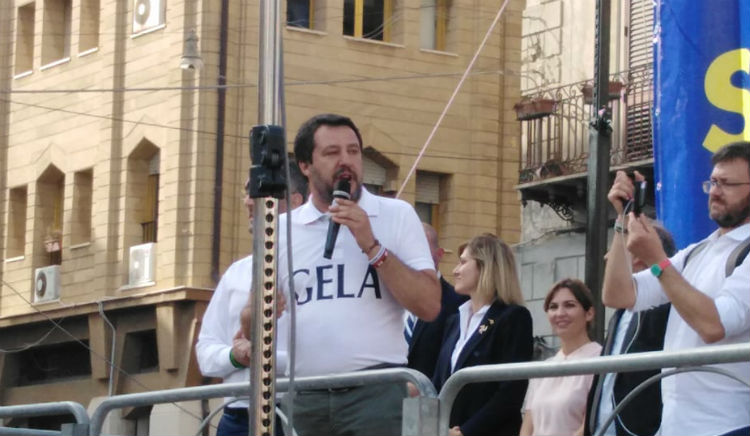Elezioni, Gela: per Salvini bagno di folla con selfie e abbracci