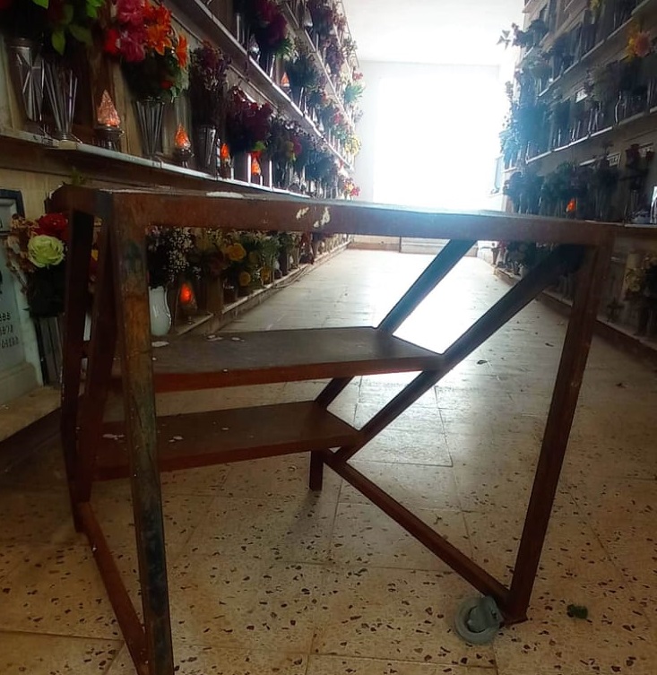 Riceviamo e pubblichiamo: “Al cimitero di Caltanissetta mancano scale adeguate a raggiungere i loculi più alti”