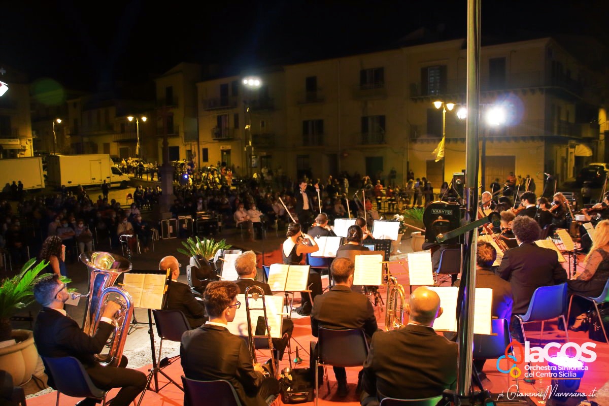 San Cataldo: Giovane Orchestra Sicula rivaluta il centro storico con il suo “Concerto da Oscars”