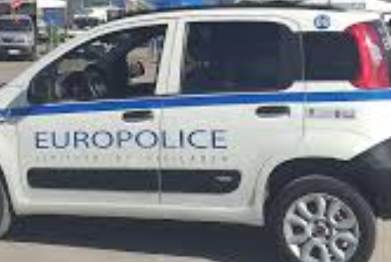 Cinquantenne entra al tribunale dei minori con coltello, vigilantes  Europolice allerta Polizia