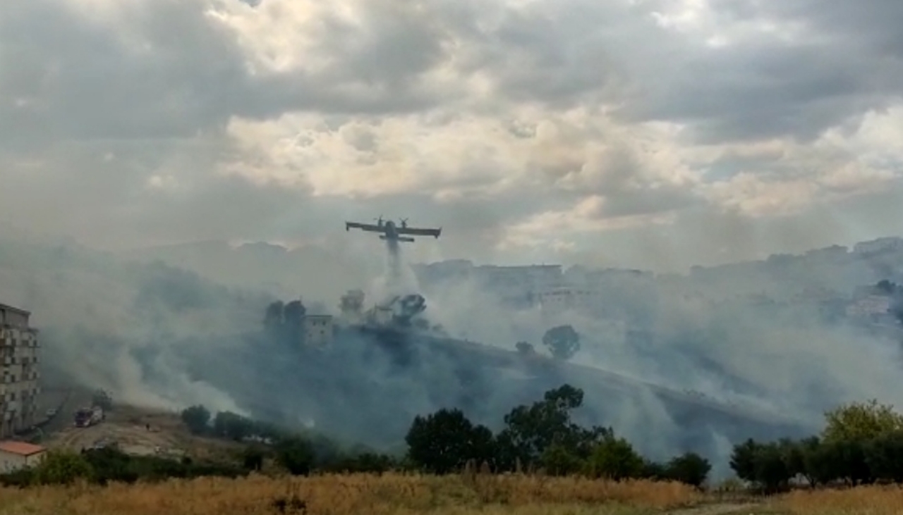 Fuoco su San Cataldo nel nisseno zona Mimiami: evacuate decine di persone per precauzione