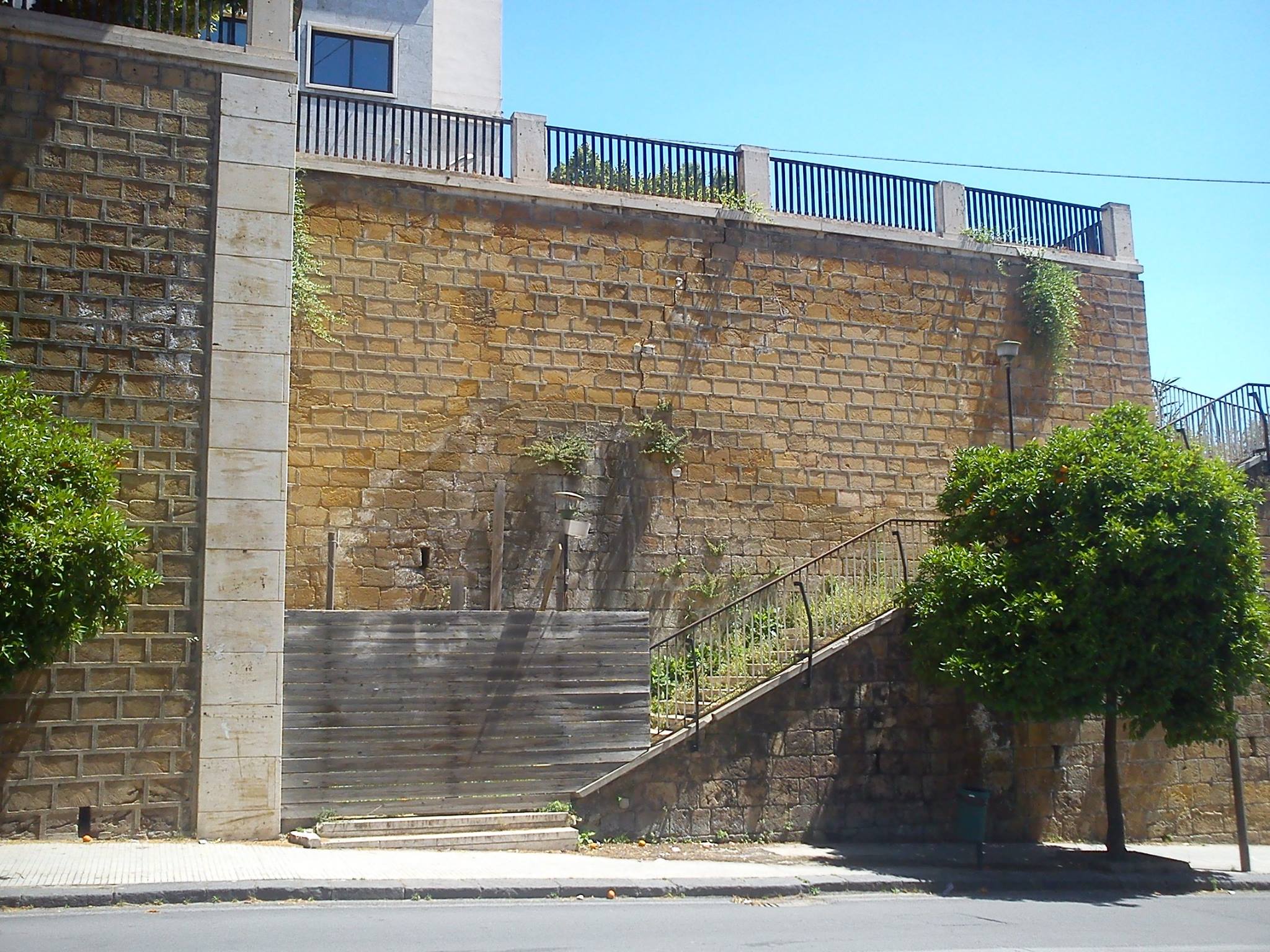 Caltanissetta, scalinata sotto la “Giovanni Verga”: lavori di recupero dopo la pausa estiva