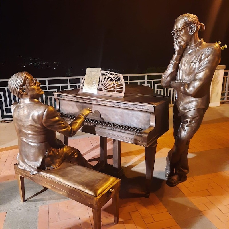 Milo, statua omaggio a Battiato e Dalla: bagno di folla dei fans