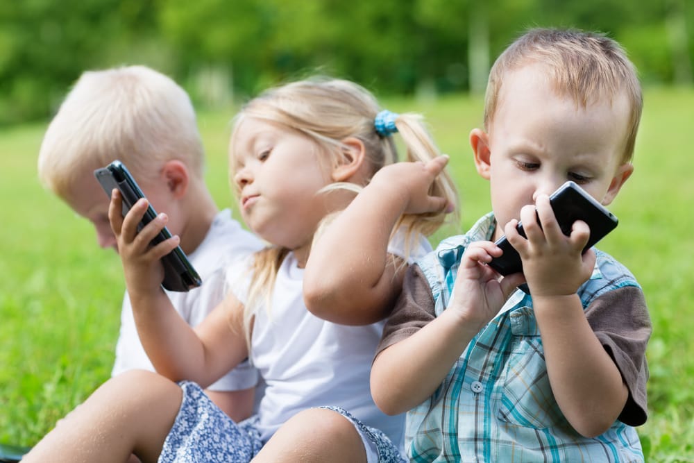 Smartphone a 6 anni, anche neonati davanti a pc e tablet. Save the children: ‘ma le competenze digitali sono una chimera’
