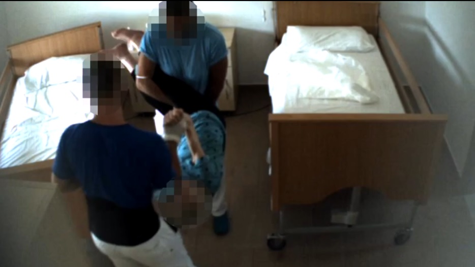Violenza fisica e psicologica in una Rsa del Foggiano: arrestati quattro operatori socio sanitari dalla Polizia