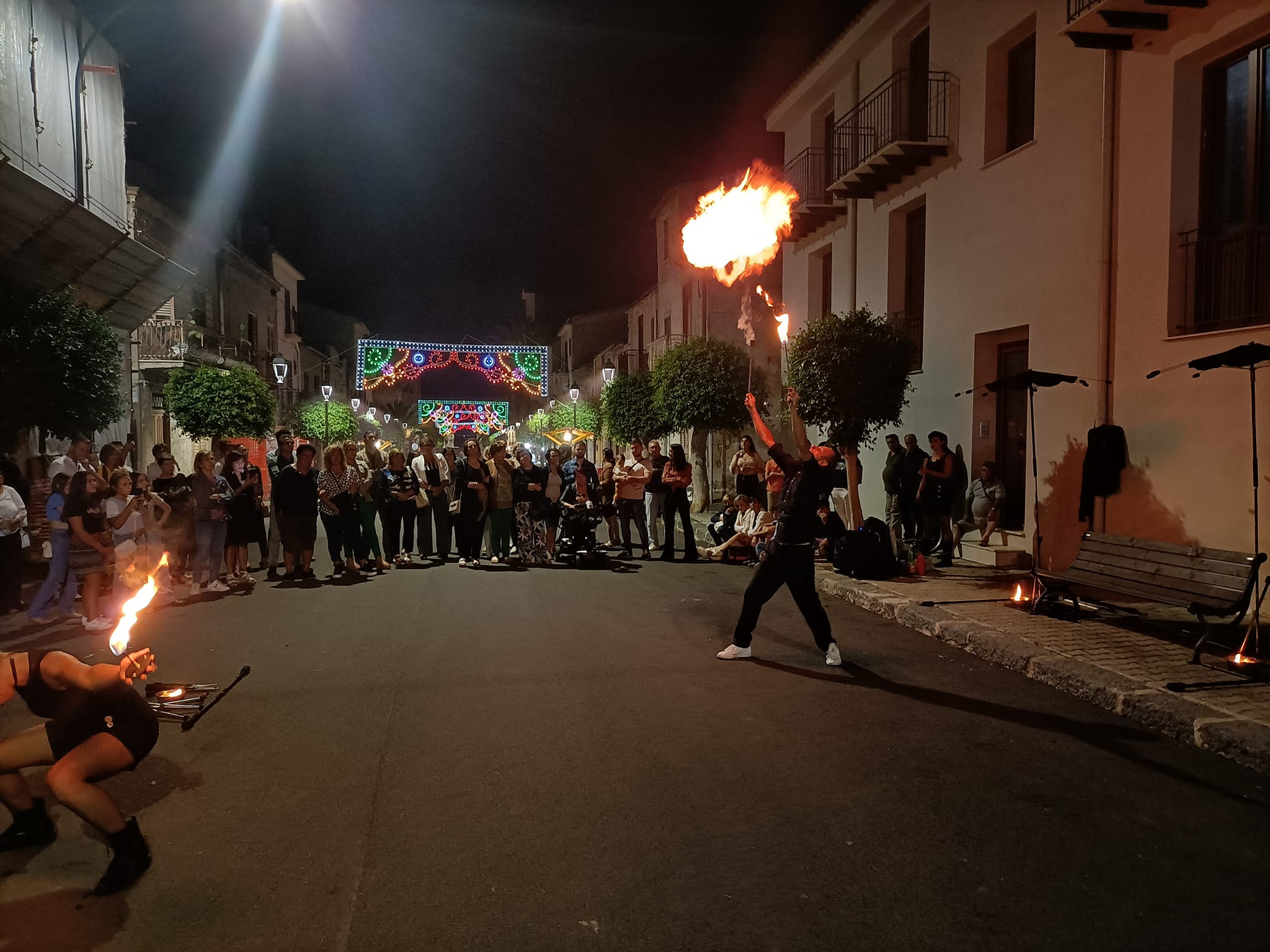 Bompensiere. Successo per “Passiammu e Mangiannu” tra cibo tipico e arte di strada