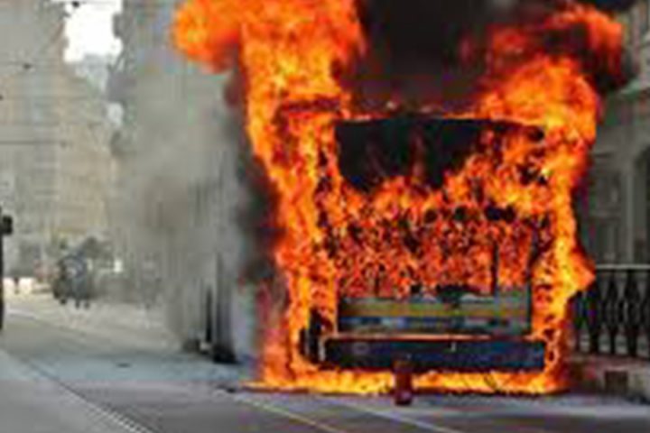 Si incendia autobus in Pakistan, almeno 20 persone morte