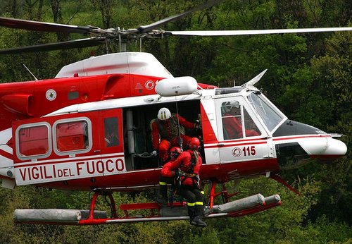 Precipita in un dirupo, 81enne soccorso da elicottero Vvf