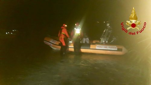 A Palermo squadra nautica dei Vigili del Fuoco salva diportisti su barca di 5 metri in balia delle onde