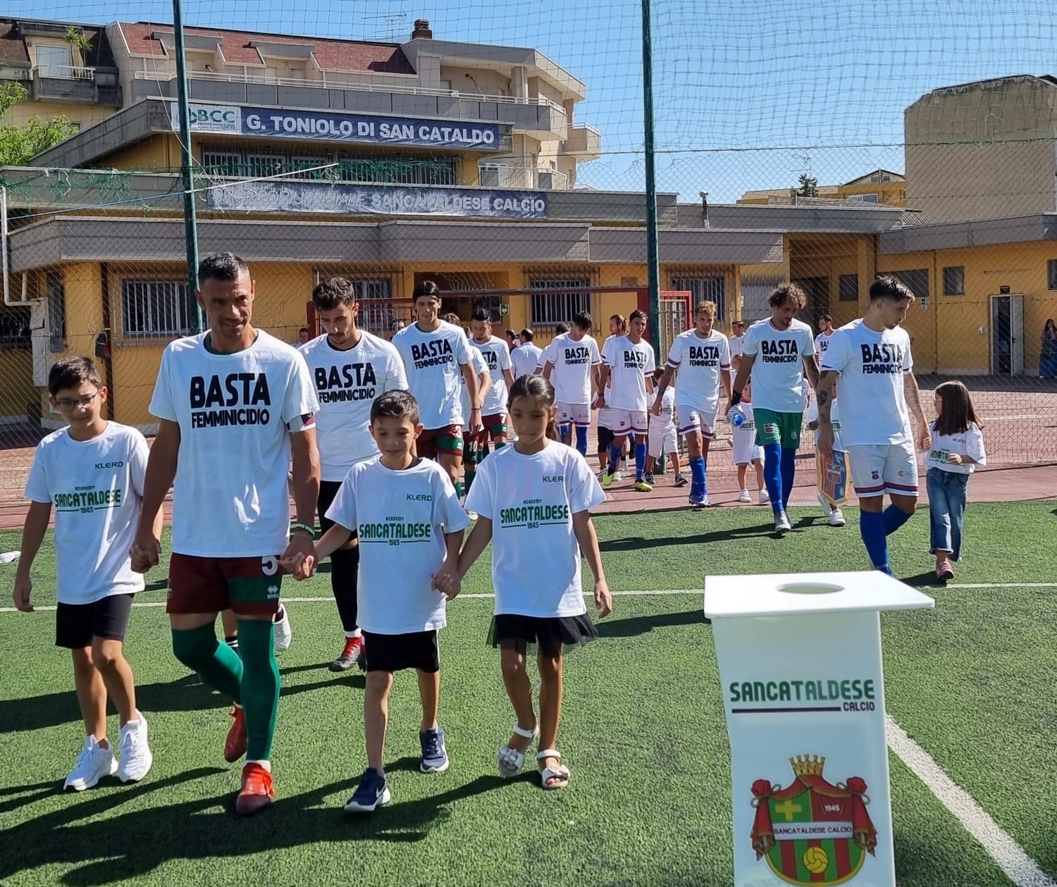 Sancataldese e Paternò all’ingresso in campo unite da un messaggio comune: “Basta Femminicidio”