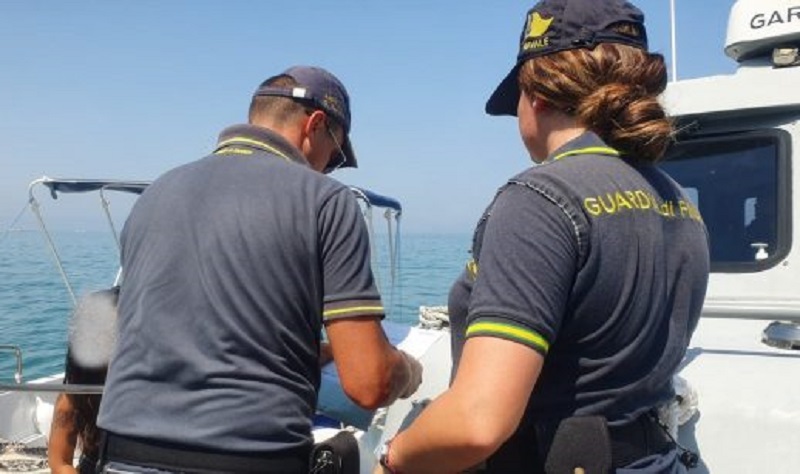 Migranti: Finanza navale itercetta un motoveliero con oltre 100 persone a bordo