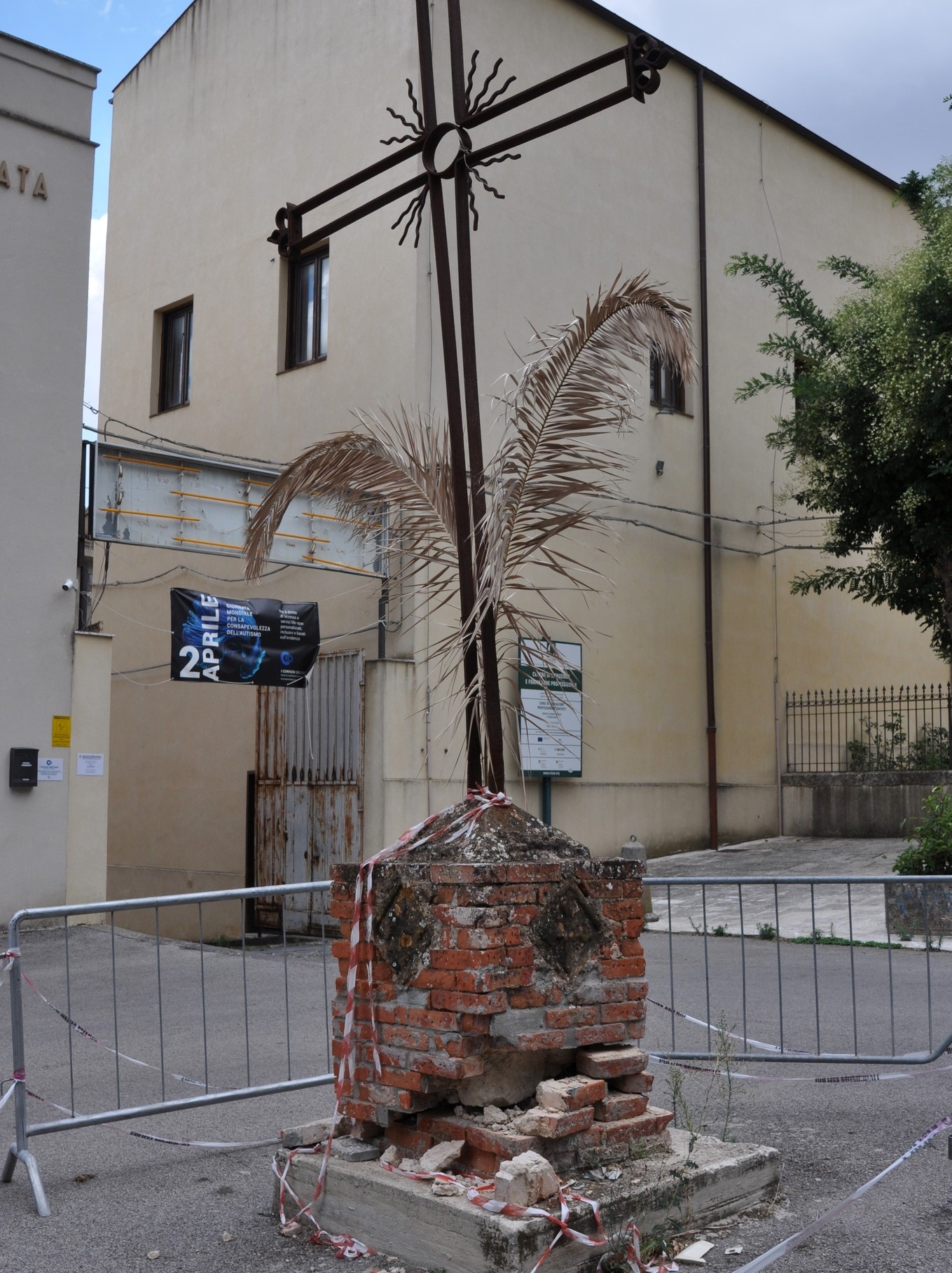 San Cataldo. La Croce della Chiesa di San Francesco ai Cappuccini ancora nel degrado. In tanti chiedono interventi per sistemarla
