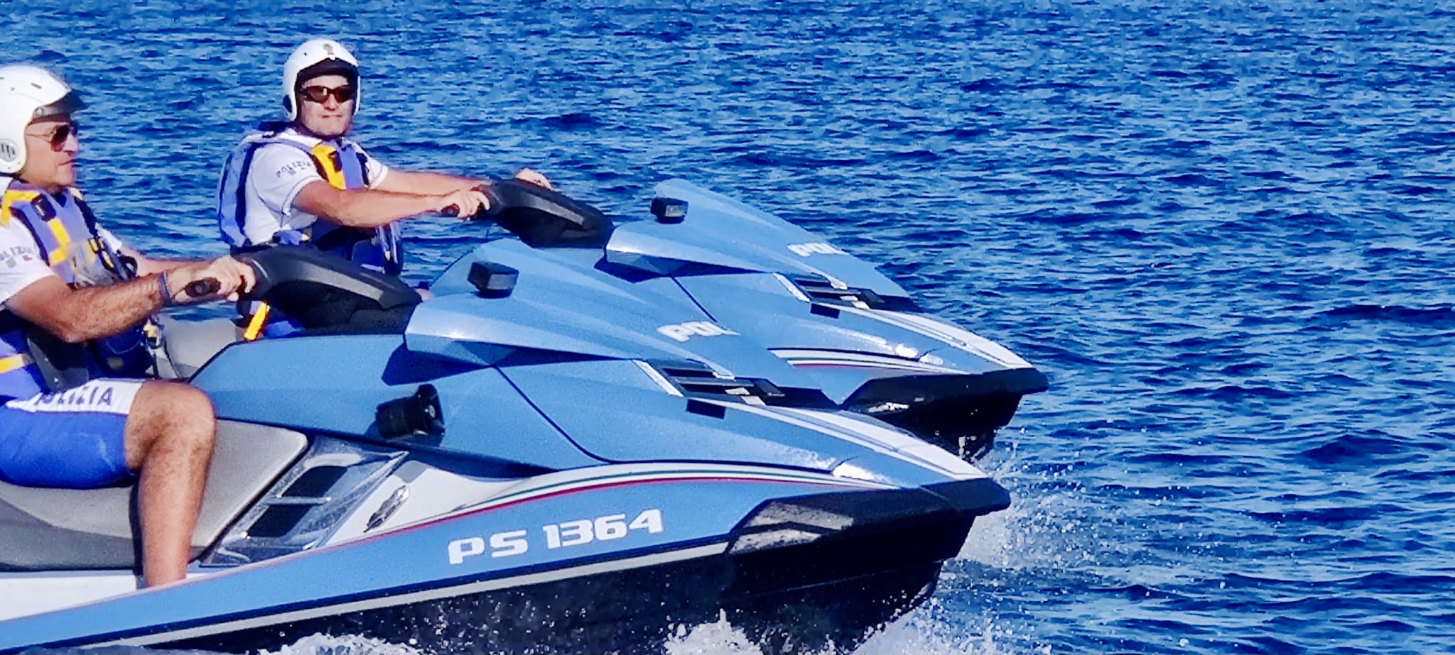 Soccorse dalla Polizia sei persone a bordo di un gommone alla deriva nello Stretto di Messina