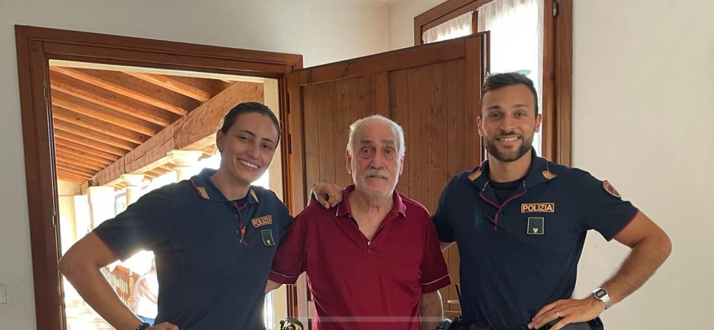 Poliziotti aiutano anziano solo con problemi di deambulazione che non sapeva a chi rivolgersi