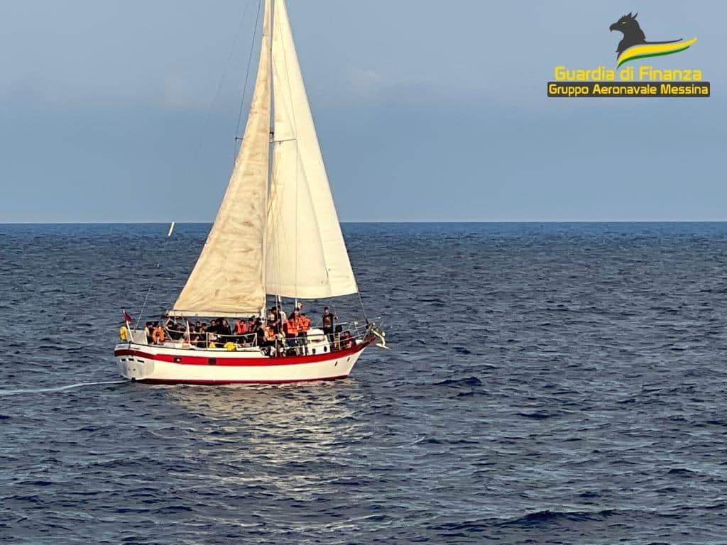 Sicilia, 69 migranti intercettati in barca a vela, stranieri recuperati dai finanzieri