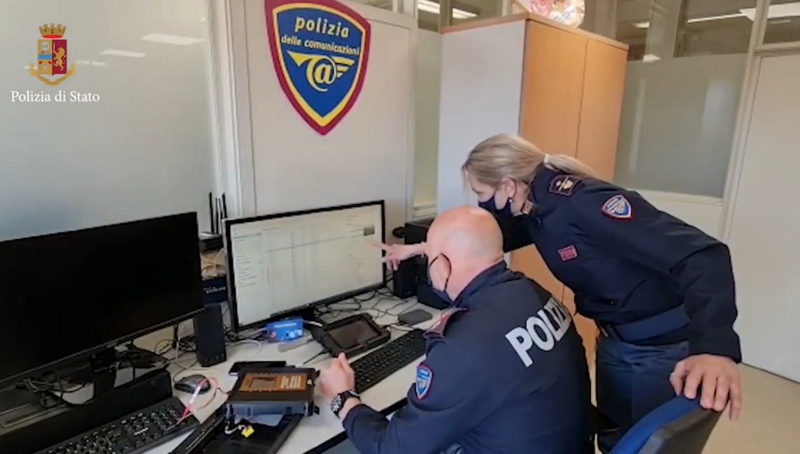 Al posto del televisore acquistato online aveva ricevuto una tavola di legno, ma la pronta segnalazione alla Polizia Postale gli ha permesso di recuperare la somma sottrattale