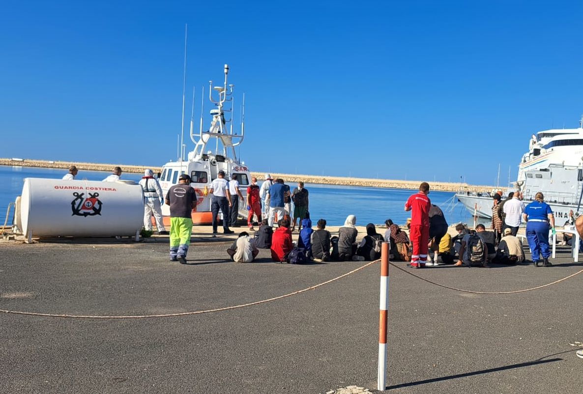 Morti di fame sei migranti su un barcone, altri 26 sono sbarcati a Pozzallo