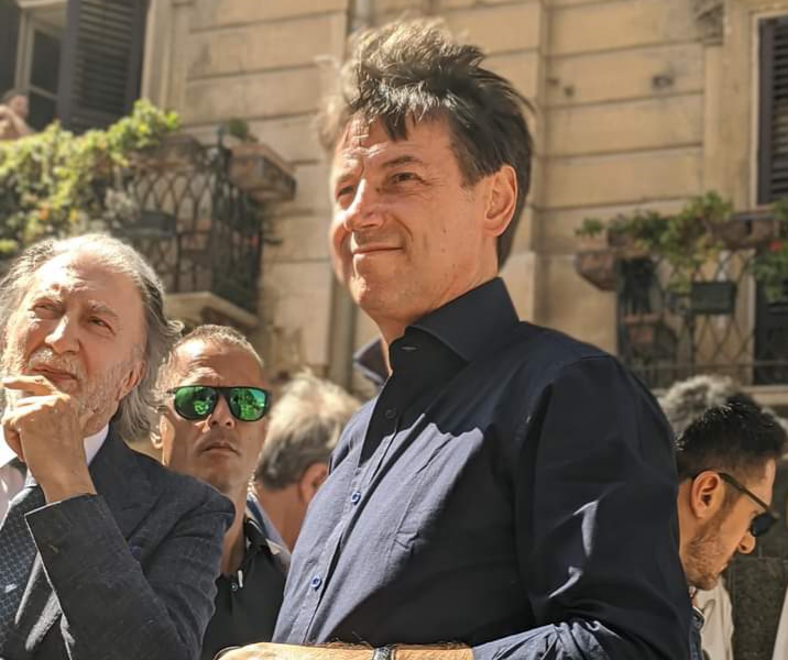 A Caltanissetta Conte e Di Paola accompagnati da selfie e applausi: “Diamo ai cittadini una prospettiva futura”