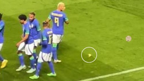 Razzismo sui campi di calcio: lanciata una banana contro i giocatori brasiliani