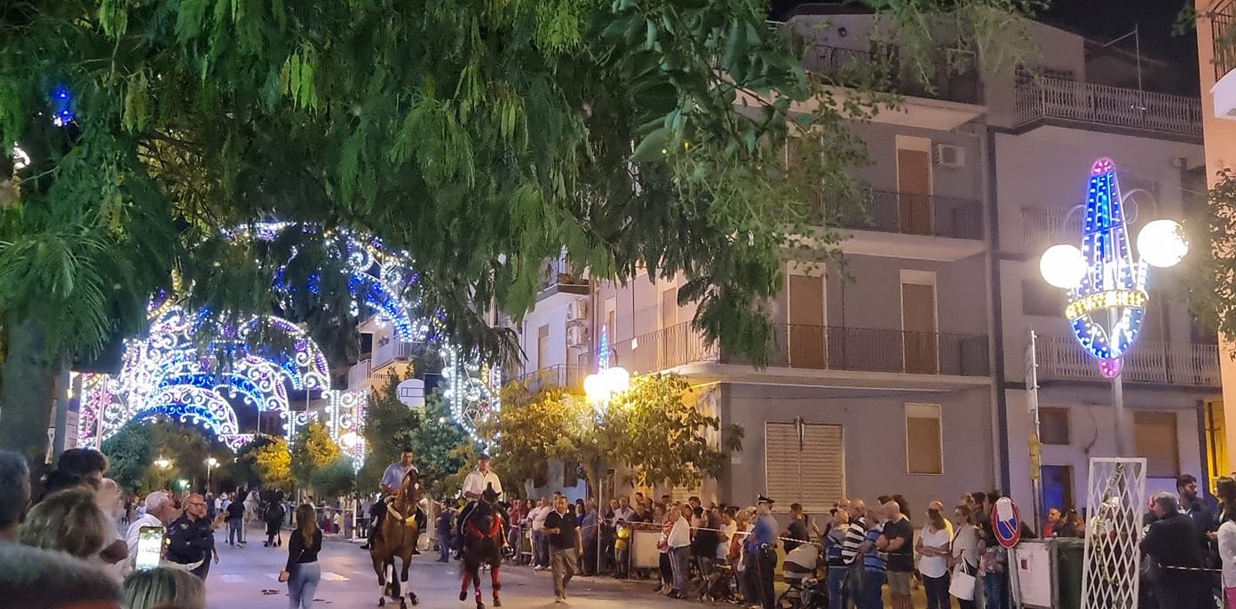 1° sfilata equestre 2022 a Mussomeli, cavalli e cavalieri in sfilata nel centro abitato