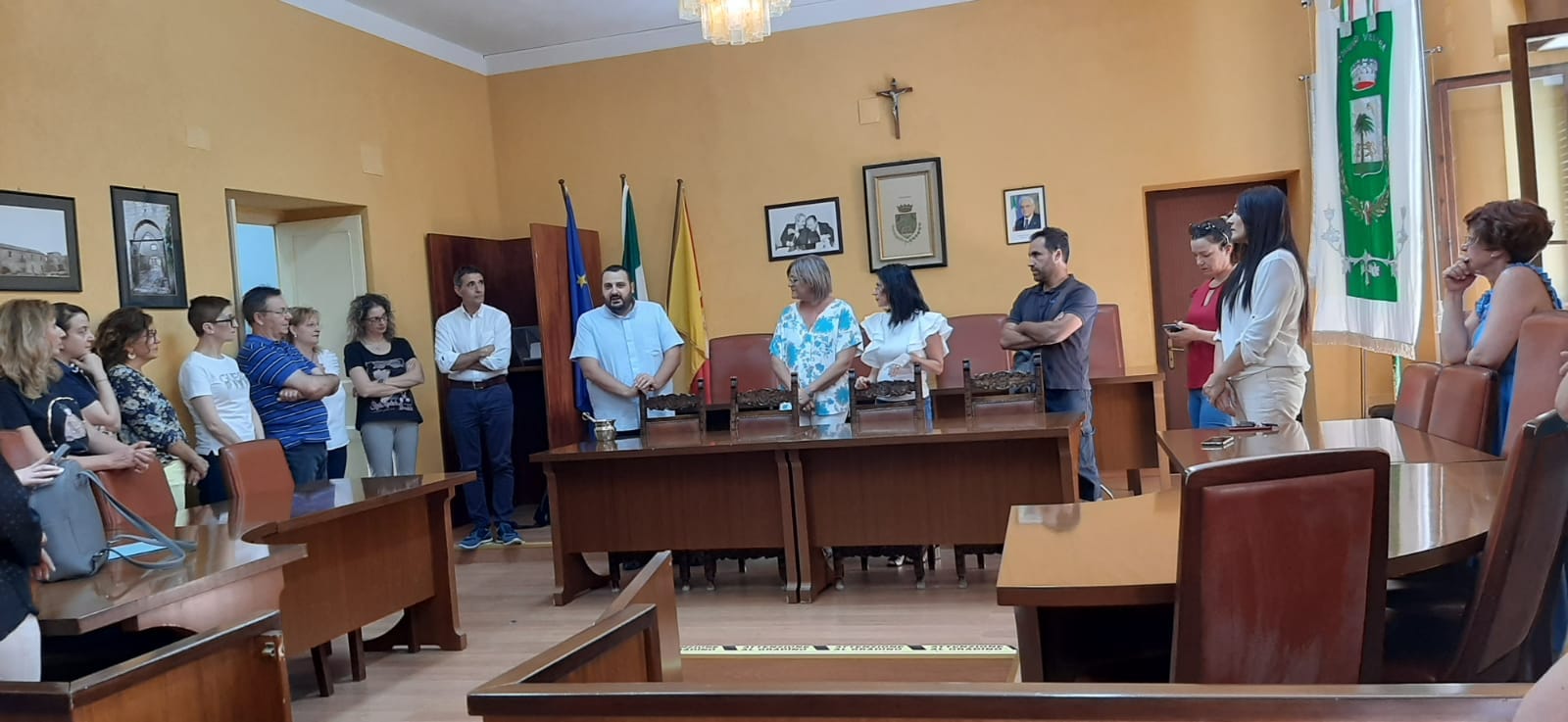 Villalba, visita di don Marko in Municipio.Incontra amministratori, impiegati e ragazzi del servizio civile