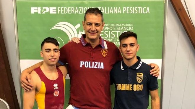 Fiamme Oro. Campionati italiani assoluti di specialità di pesistica olimpica: Federico La Barbera campione italiano assoluto di specialità di strappo e slancio, Manuel Dimaria terzo, Vincenzo Garzia quarto